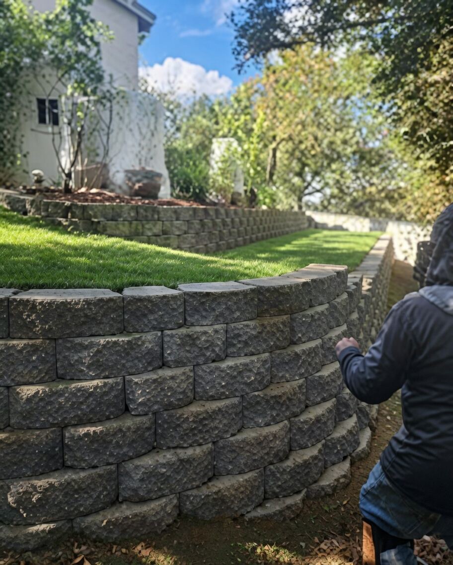 Curved block retaining wall with tiered lawns