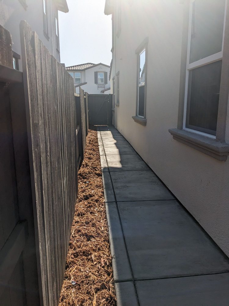 Side yard turf installation with mulch borders