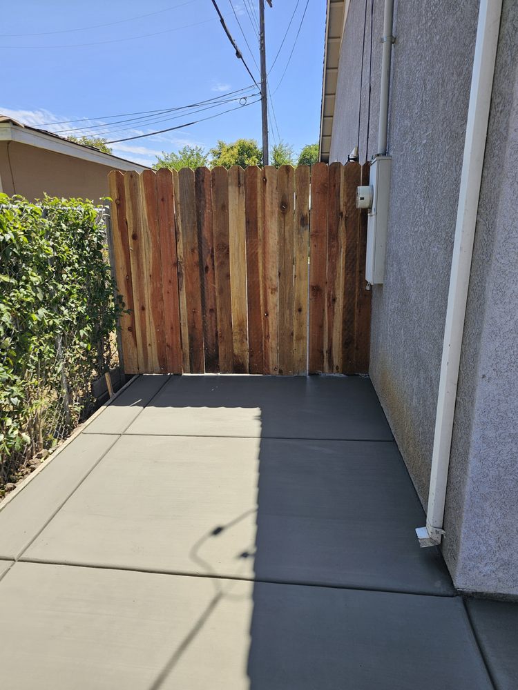Side yard concrete walkway with fresh fence build